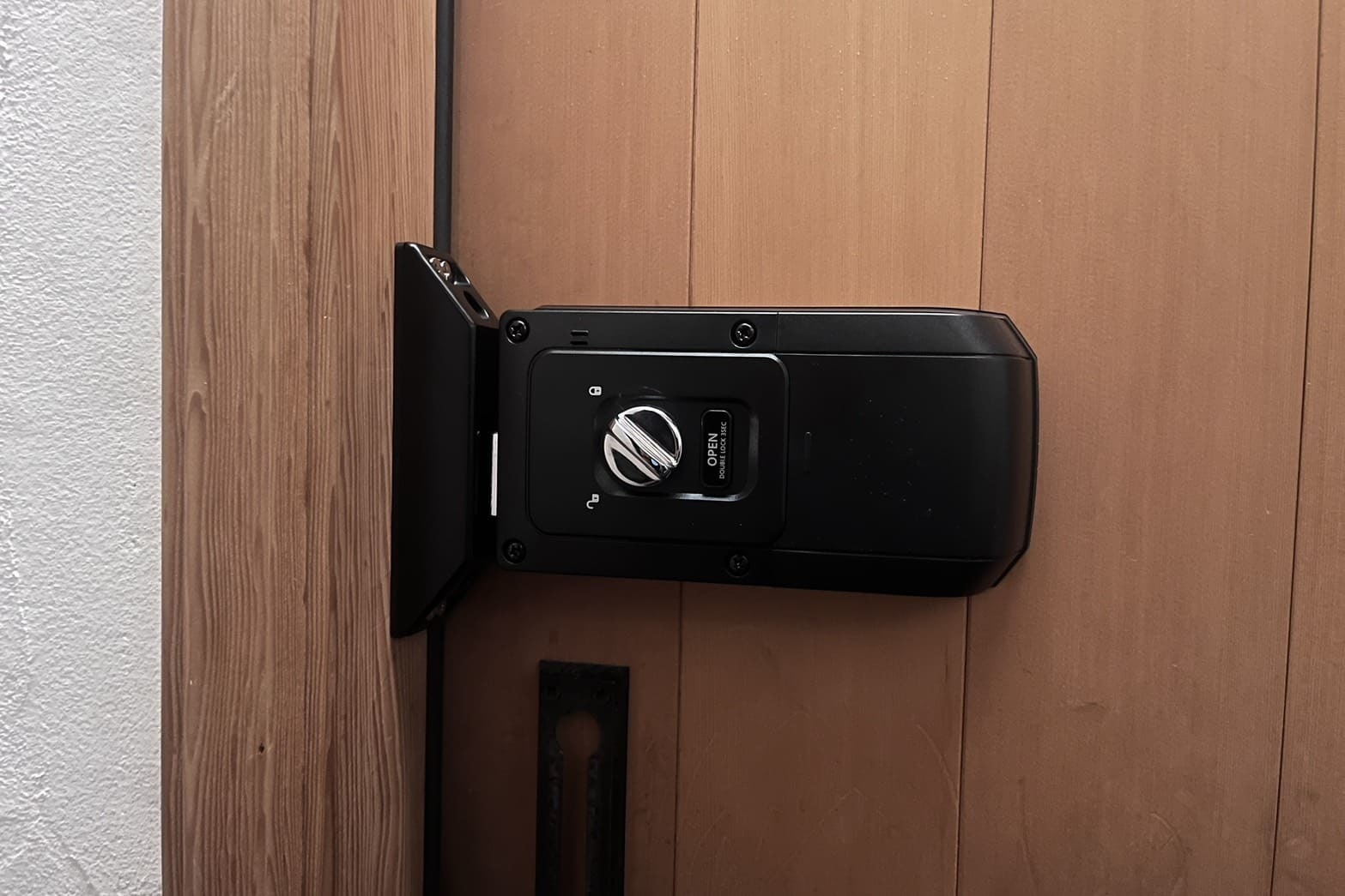 新規取付中の玄関（電子錠の取付）