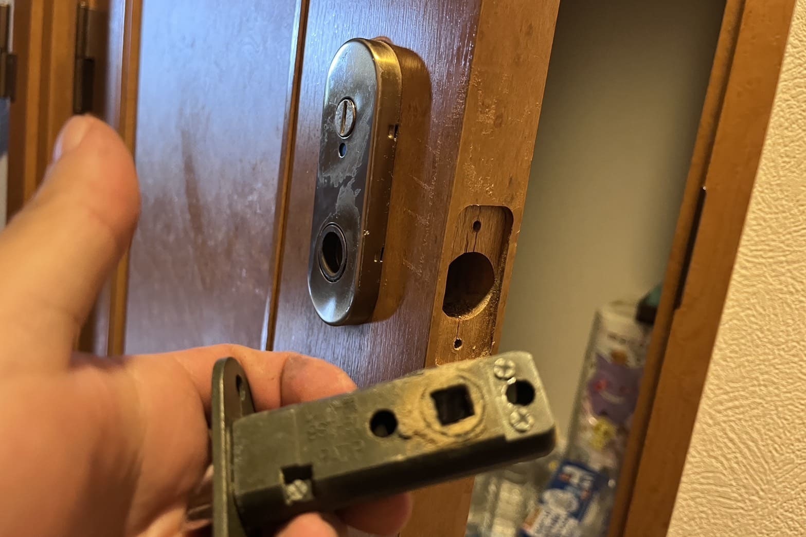 交換中のトイレの鍵（ラッチ破損）（ラッチ交換）