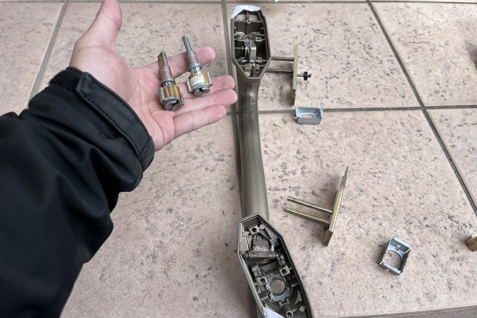 交換中の玄関の鍵（2箇所のシリンダー交換）