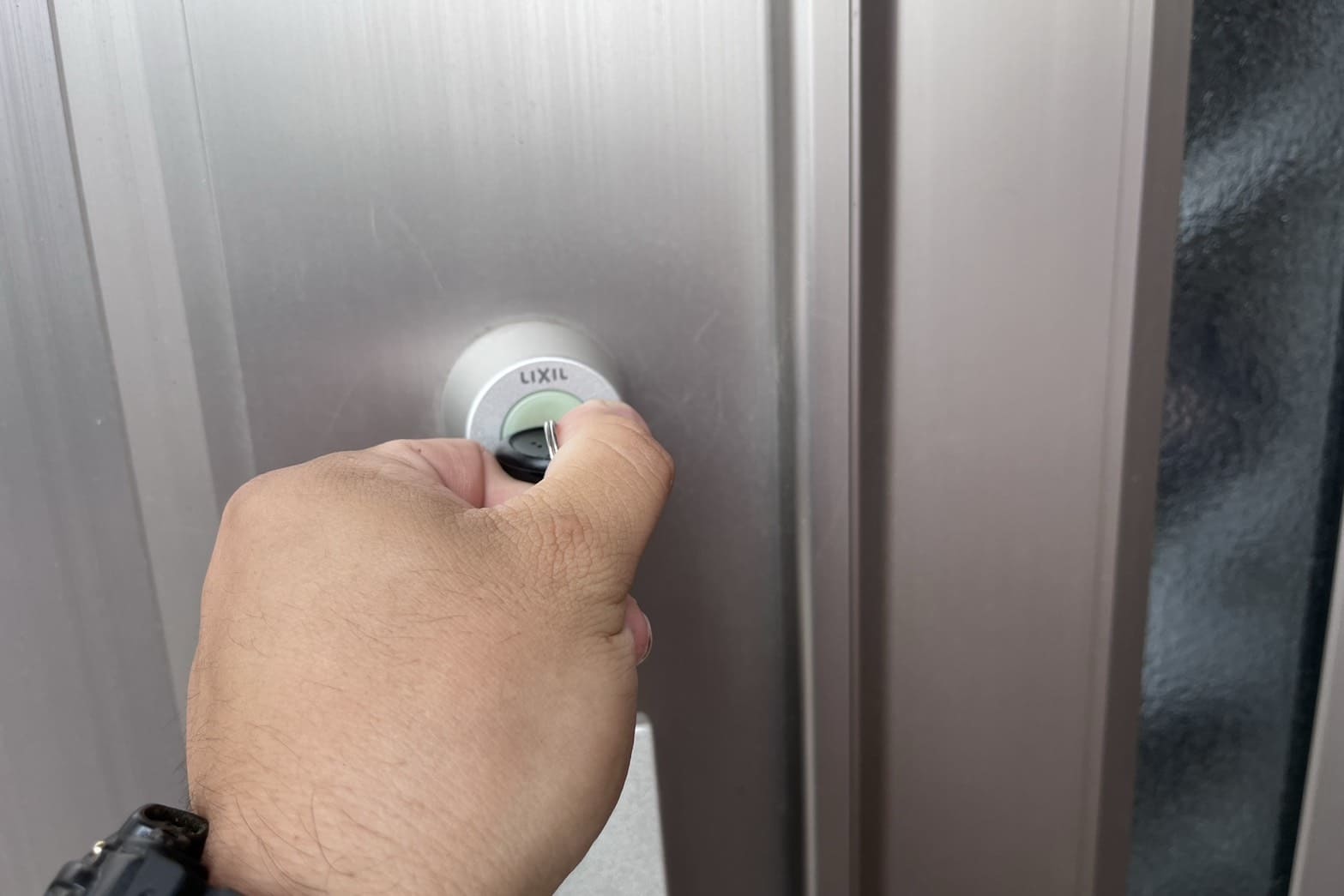 修理前の玄関の鍵（鍵が回らない）（シリンダー内汚れ）