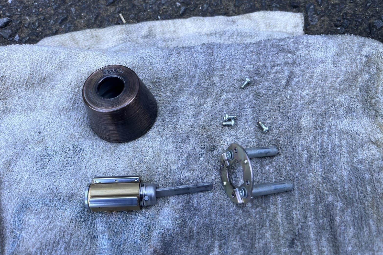 異物を取り除いている最中の玄関の鍵（シリンダー分解）