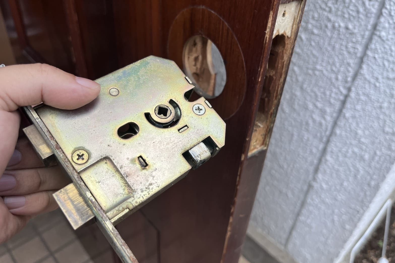 交換中の玄関の鍵（錠ケース交換）