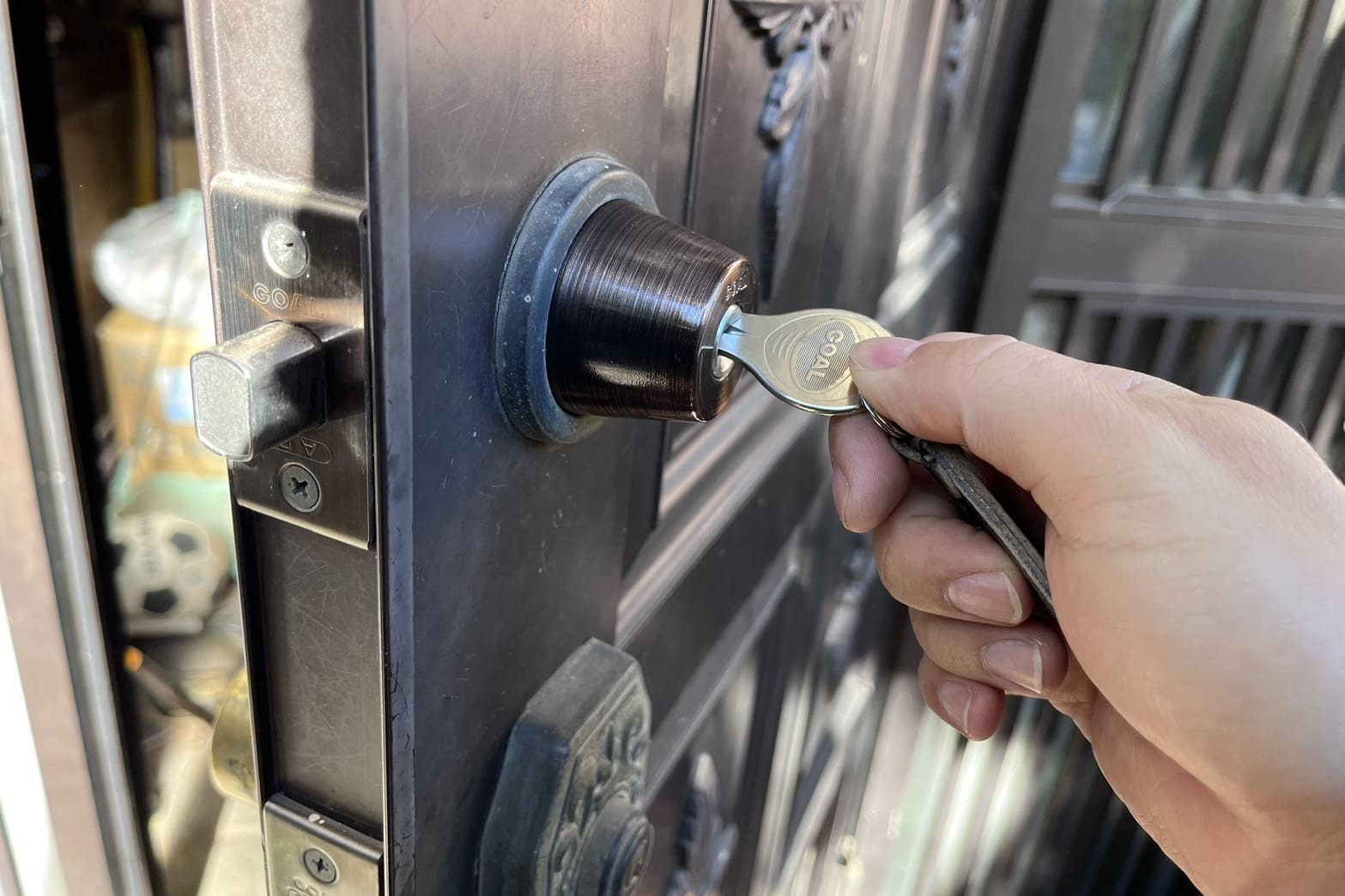 異物を取り除いた後の玄関の鍵（鍵は奥まで差さる様に）