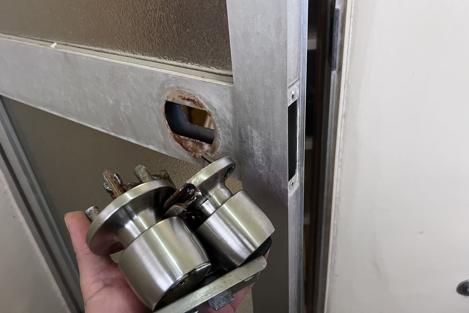 交換中の浴室の鍵（ドアノブ、錠ケース交換）（鍵一式交換）