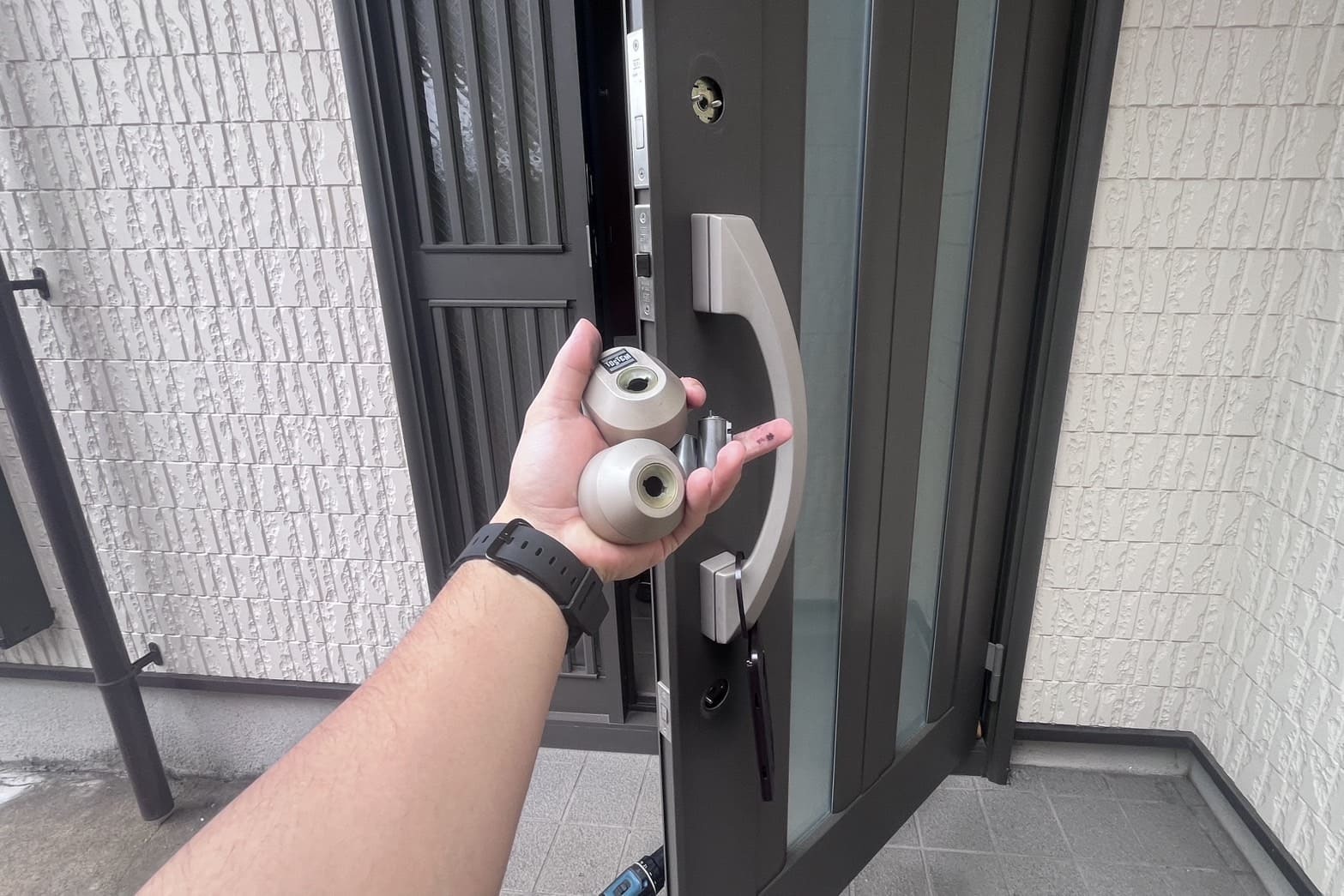 交換中の玄関の鍵(2箇所のシリンダー交換)