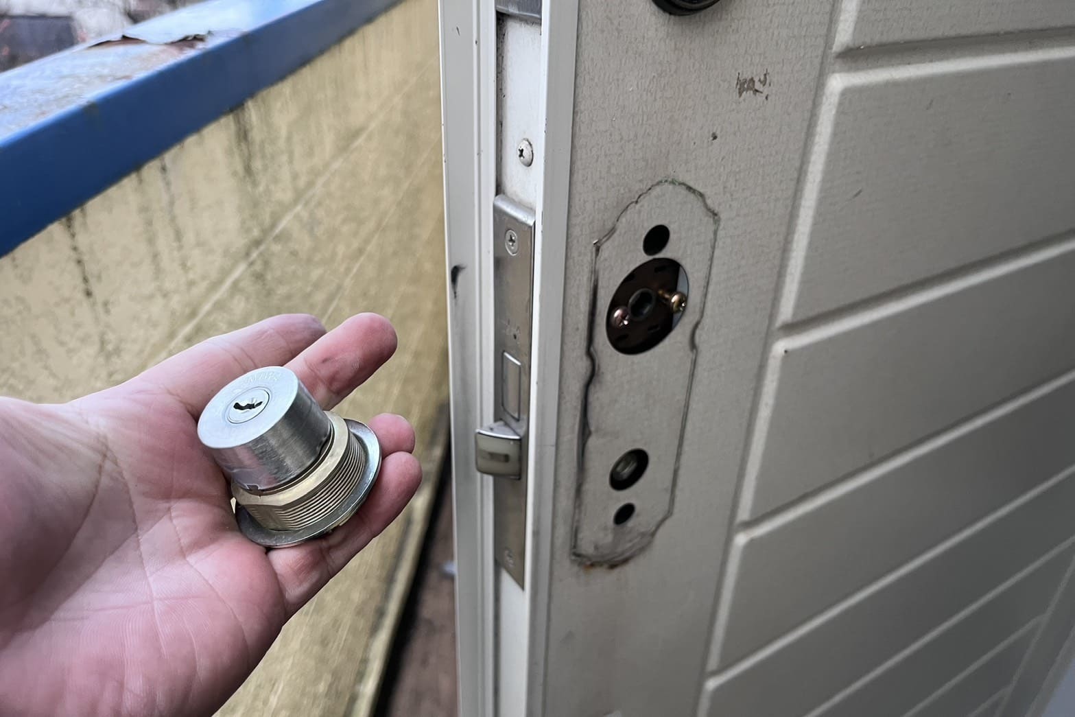 交換中の玄関の鍵（1箇所のシリンダー交換）