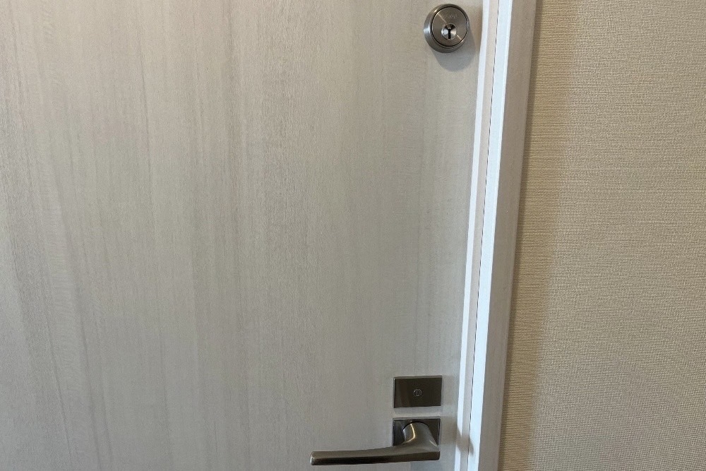 本日は三浦郡葉山町にて戸建の室内扉鍵新規取り付けのご依頼をいただきました！