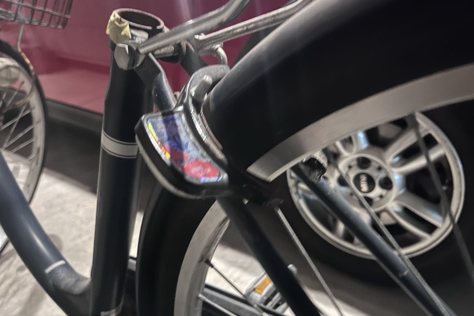 解錠中の自転車の鍵（ピッキング解錠）