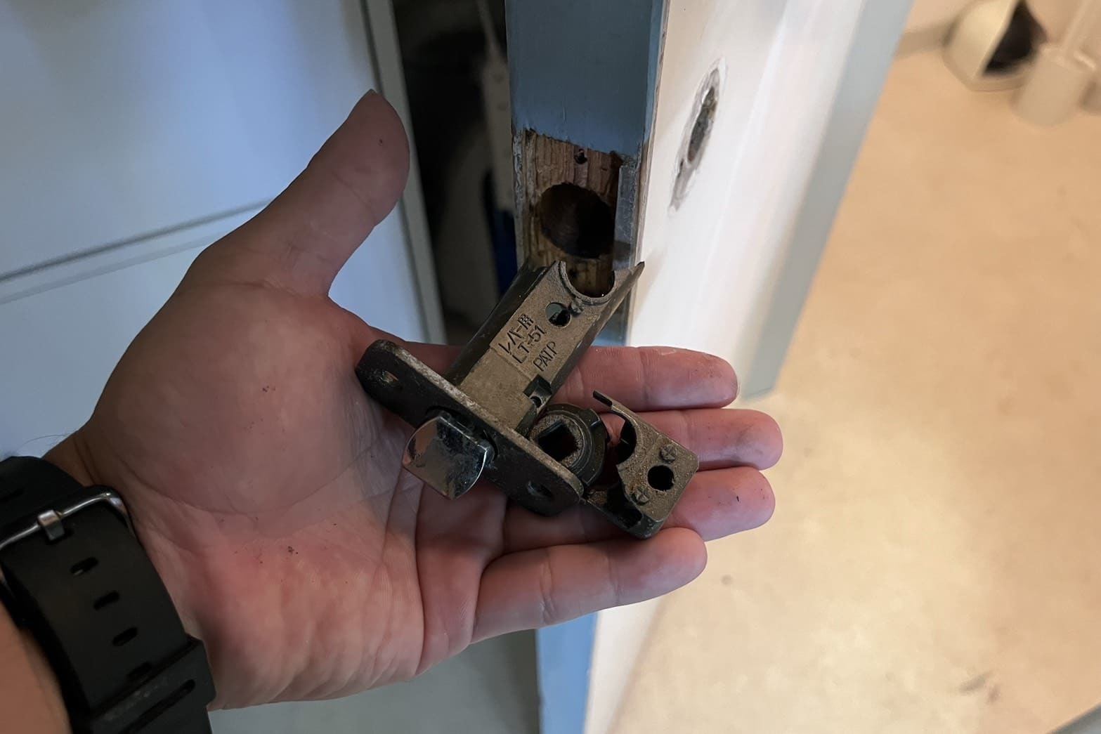 交換中のラッチ（ラッチの内部破損）