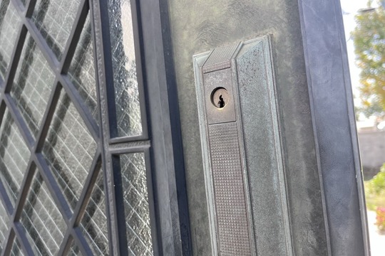 平塚市にて戸建の玄関の鍵修理のご依頼（シリンダー固定ネジの締め直し）