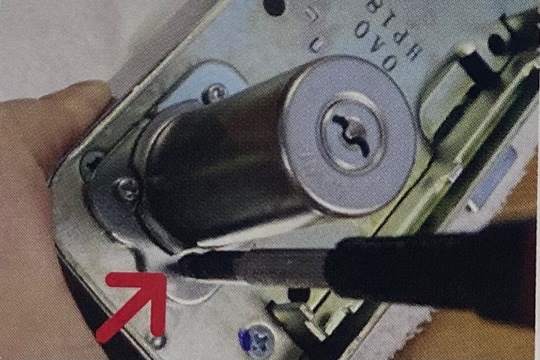 シリンダーを取り付ける
