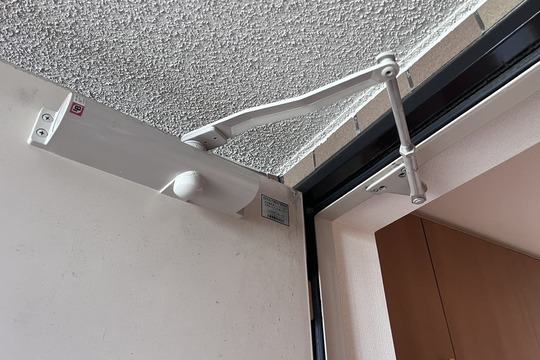 横浜市栄区にて集合住宅の玄関ドアクローザー交換のご依頼【RYOBI】（ドアクローザー）