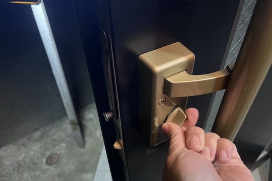 中郡大磯町にて玄関の鍵修理のご依頼（鍵が固い）（錠ケースの汚れ）（洗浄）