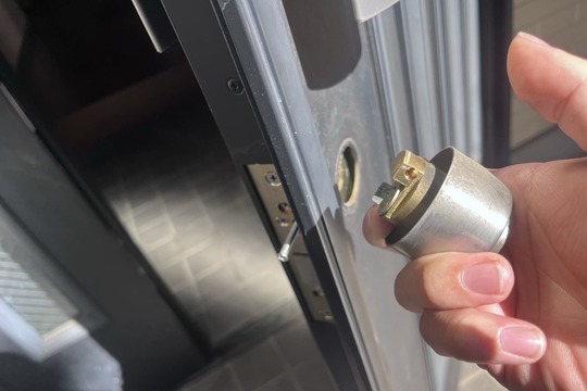 交換中の玄関の鍵(シリンダー2箇所)