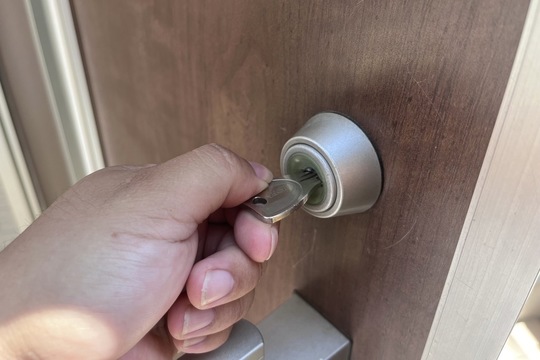本日は秦野市にて戸建の玄関鍵修理のご依頼をいただきました！