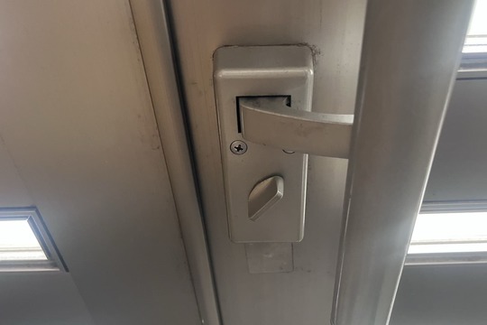 解錠前の玄関(室外側と室内側共に同じ症状で鍵が回らない)