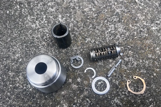 修理中の室内扉の鍵(シリンダー内汚れ)(シリンダー分解洗浄)