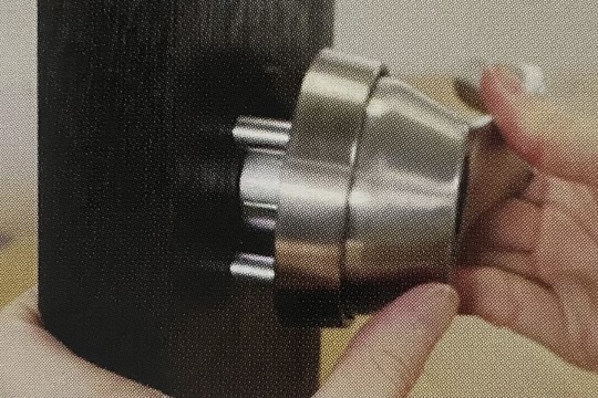 新しいレバーハンドルを差し込む
