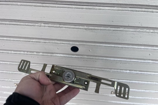 交換中のシャッターの鍵(シャッター錠取り外し後)