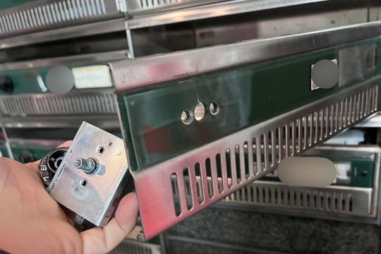 交換中のポストの鍵（ダイヤル錠交換）