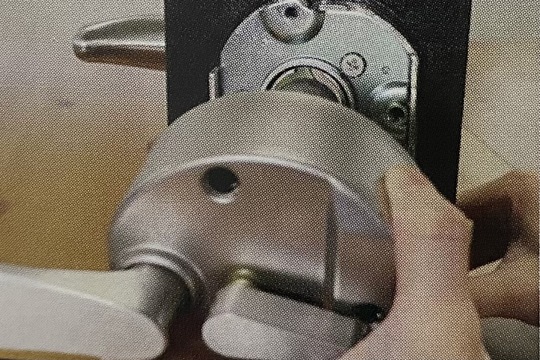本体を扉にはめて固定する