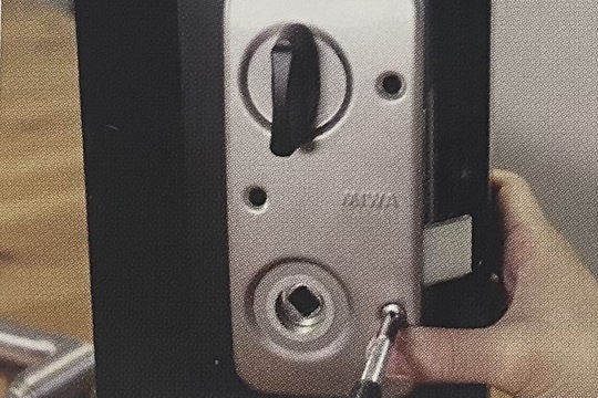 錠本体を取り外す