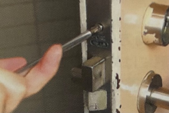 側面のプレートを外す