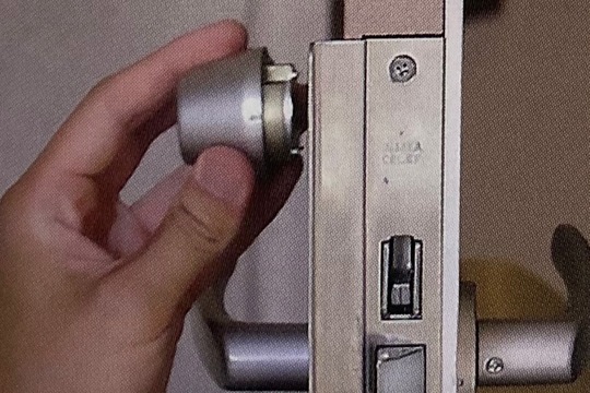 シリンダーを取り付ける