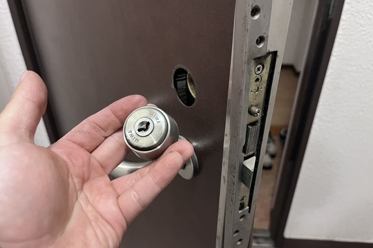 交換中の玄関の鍵（1箇所のシリンダー交換）