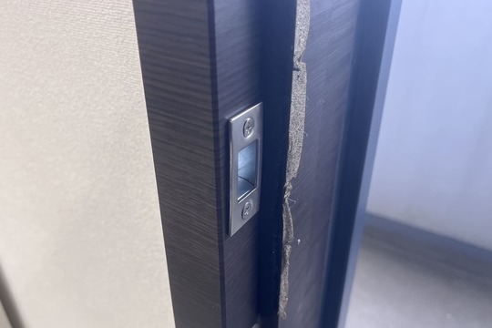 取付中の玄関の鍵(ストライクの取付)(掘り込み)