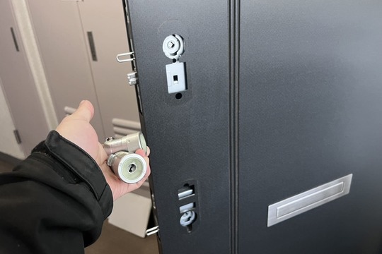 交換中の玄関の鍵（2箇所のシリンダー）（コア交換）