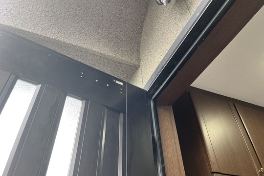 交換中の玄関ドアクローザー