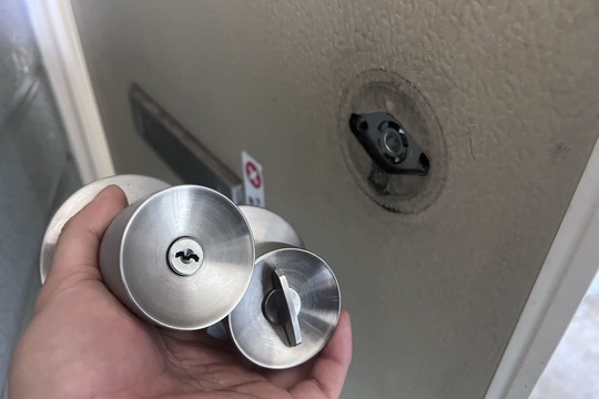 交換中の玄関の鍵(玉座)(退去時による交換)