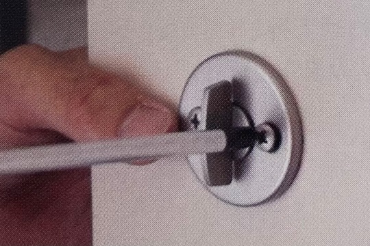 サムターンを取り外す