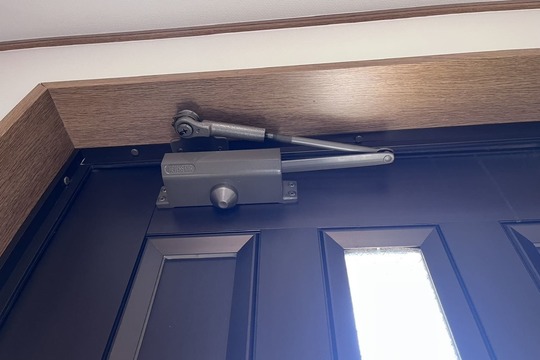 逗子市にて戸建の玄関ドアクローザー修理のご依頼（アームの位置調整）