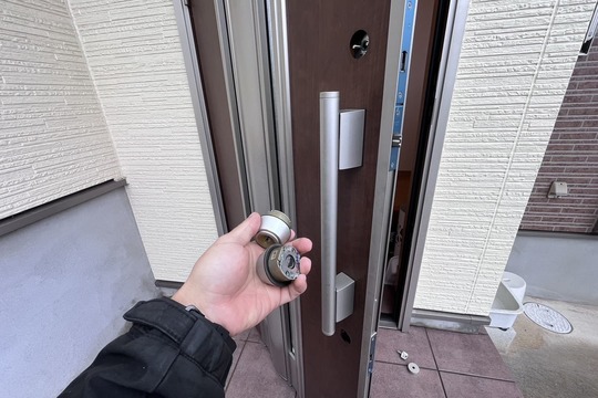 交換中の玄関の鍵（２箇所のシリンダー交換）