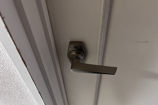 交換前の室内扉の鍵【GIKEN】（鍵無しレバーハンドル）