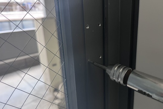 新規取付中の窓の鍵（窓の縁を加工）
