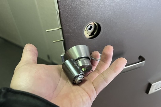 交換中の玄関の鍵（1箇所のコア交換）