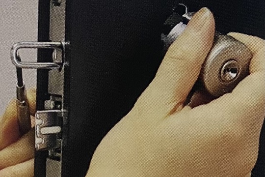 上下のシリンダーを取り外す