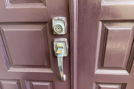 本日は小田原市にて戸建の玄関の鍵新規取り付けのご依頼をいただきました！