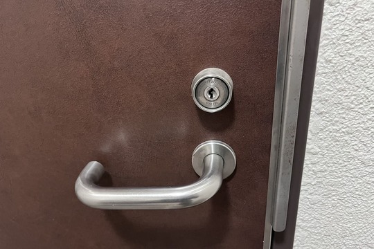 交換前の玄関の鍵【MIWA】（ディスクシリンダー）（使用しづらい）