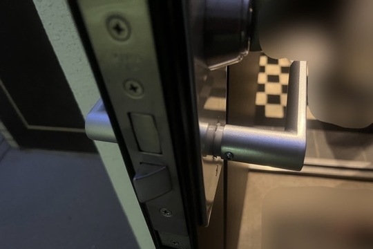 本日は足柄下郡箱根町にて集合住宅の玄関レバーハンドル修理のご依頼を頂きました！