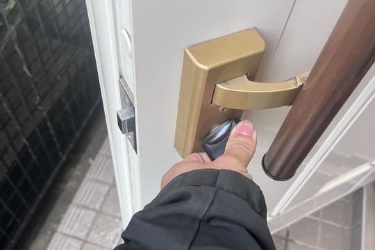 修理前の玄関の鍵（鍵か回しづらい）（錠ケース汚れ）
