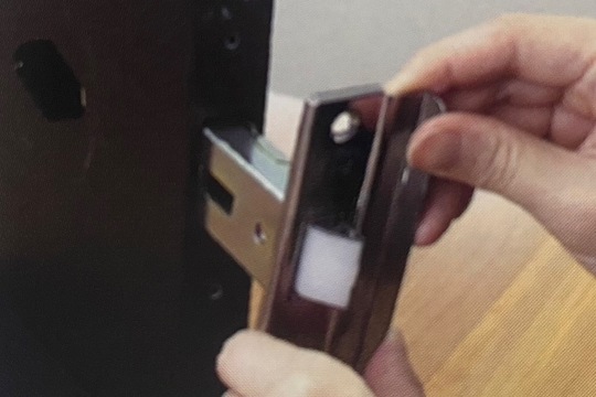新しい錠本体を取り付ける