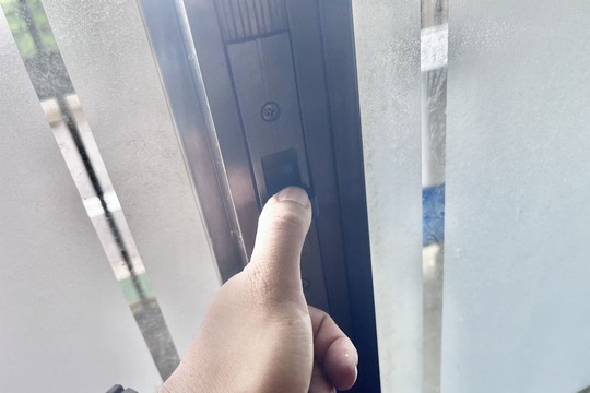 修理前の玄関の鍵（鍵が掛からない）（引き違い錠の位置ズレ）