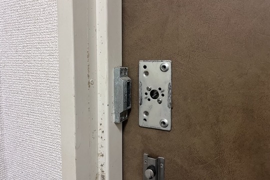 厚木市にて戸建の玄関の鍵交換のご依頼【WEST】（面付錠）（戸建）