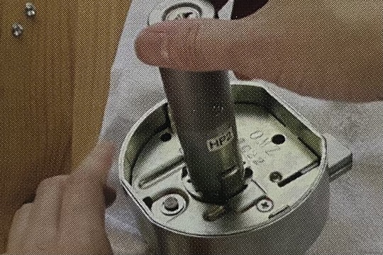 シリンダーを取り付けて固定する