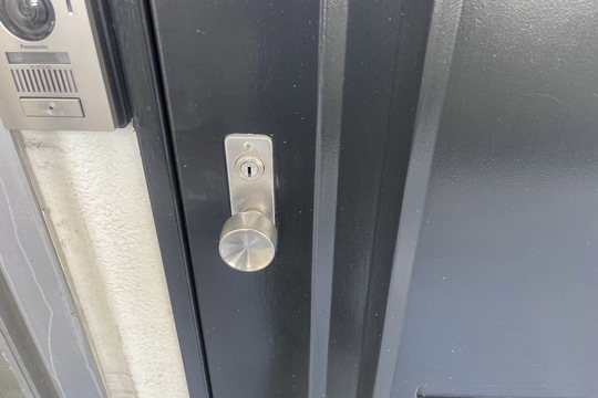本日は座間市にて集合住宅の玄関鍵交換のご依頼をいただきました！