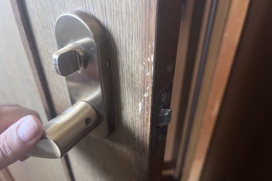 交換前のトイレの鍵(扉がたまに開かない)(ラッチが正常に引っ込んでいない)